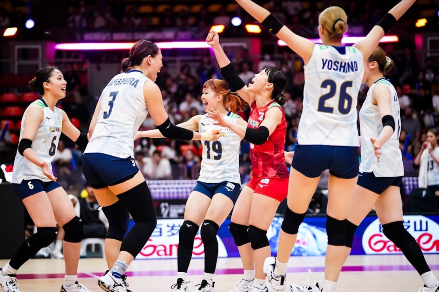 逆転勝ちした日本。フルセットの死闘を制し決勝T進出に前進した。(C)Volleyball World