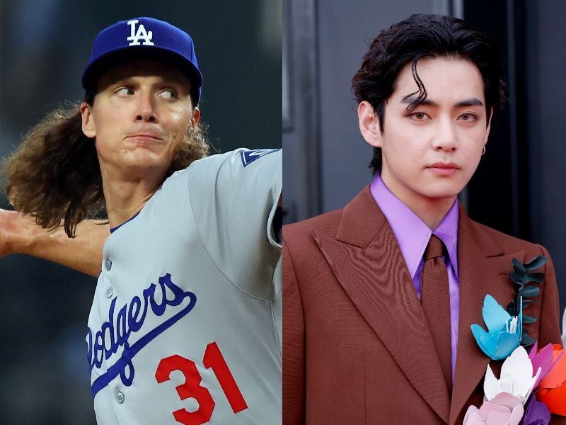 ドジャー・スタジアムで右腕グラスノー（左）からボールの握り方を教わった世界的人気グループ「BTS（防弾少年団）」のVさん（右）。(C)Getty Images