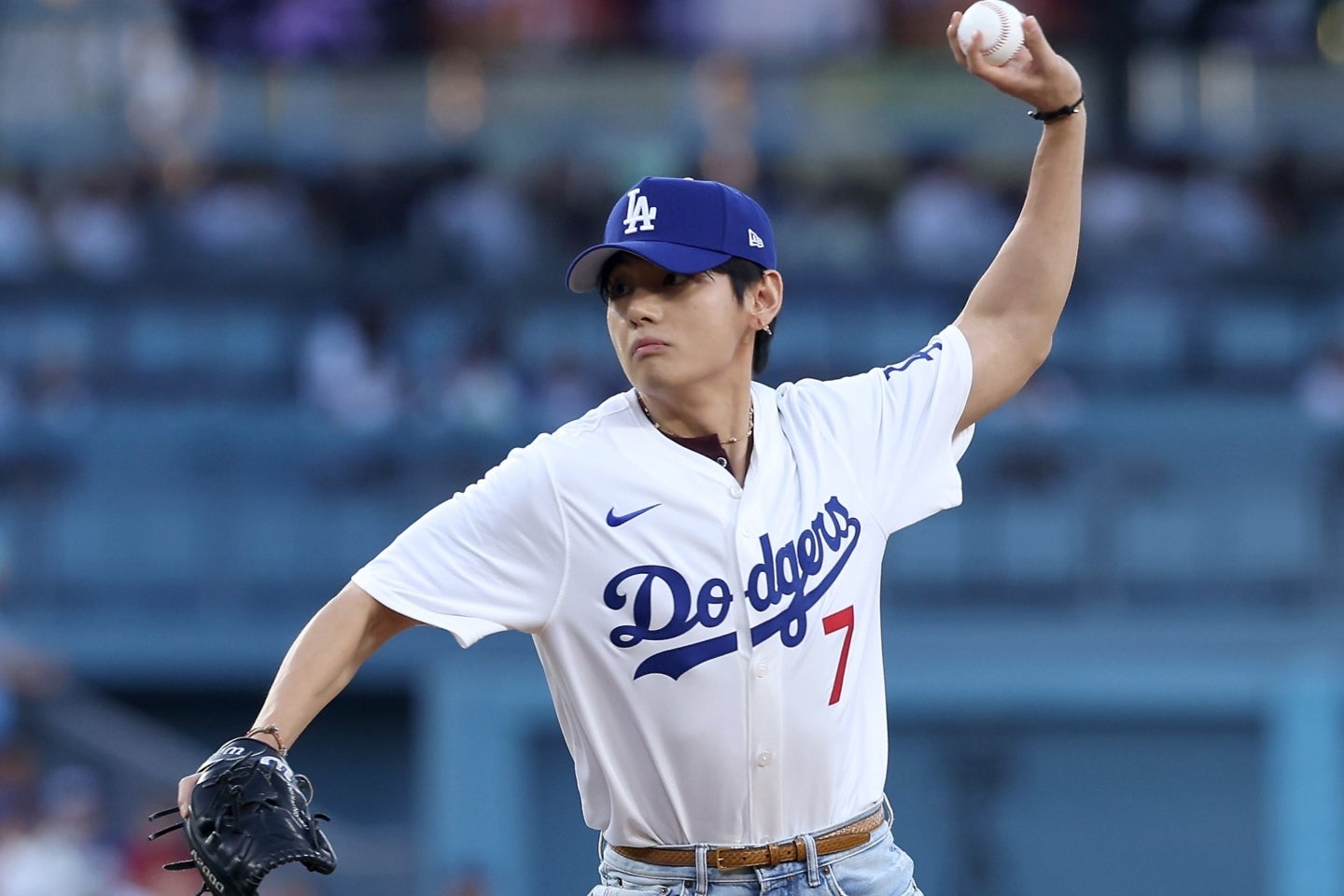 ドジャー・スタジアムで始球式を行なったBTSのVさん。(C)Getty Images