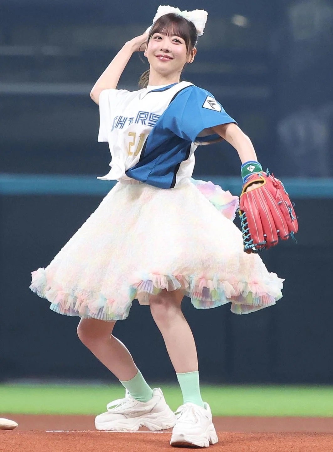 23日の試合で始球式を務めた「FRUITS ZIPPER」の櫻井優衣さん。この日は同グループのミニライブも行なわれた。写真：産経新聞社