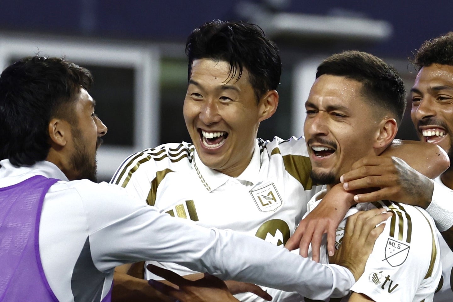 現地８月27日、LAFCのソン・フンミン（中）がドジャー・スタジアムで始球式を行なう。(C)Getty Images