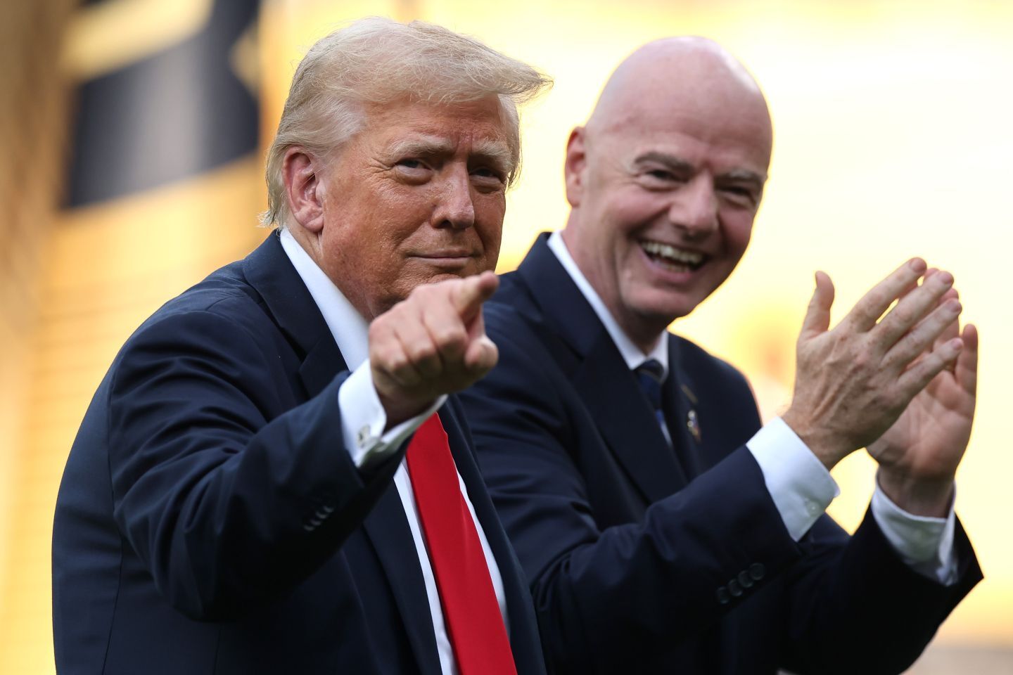 クラブW杯の表彰式で顔を並べたトランプ大統領とインファンティーノ会長。(C) Getty Images
