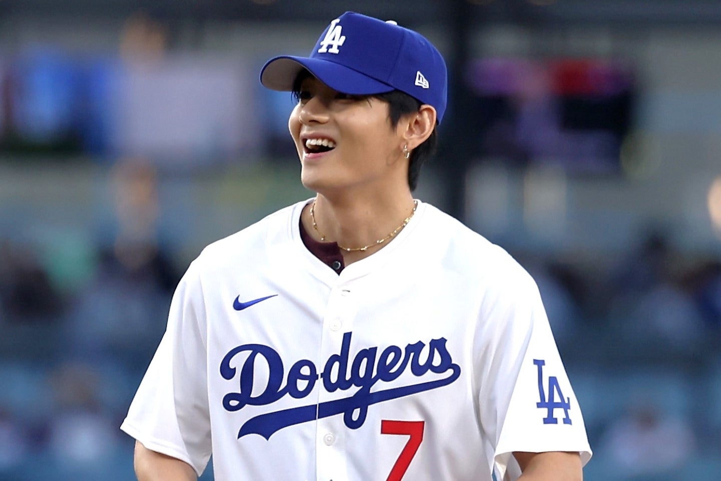 ドジャー・スタジアムで始球式の大役を務めたBTSのVさん。(C)Getty Images