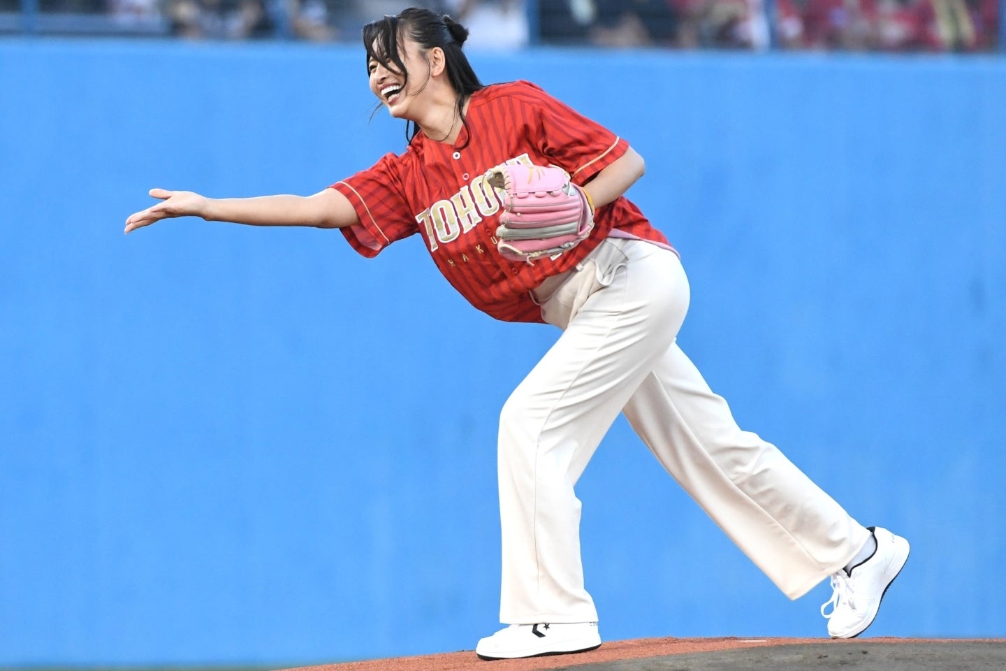 出身地・秋田でのナイトゲームに登場した加藤夏希さん。スタンドをあっと驚かせる“下投げ”を披露した。写真：産経新聞社