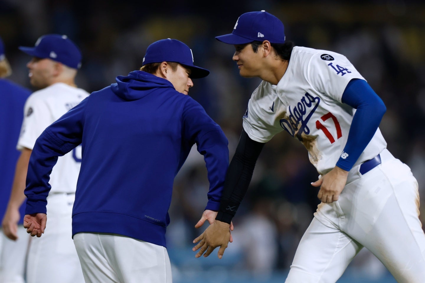 大谷（右）は山本（左）と勝利のタッチを交わした。(C)Getty Images