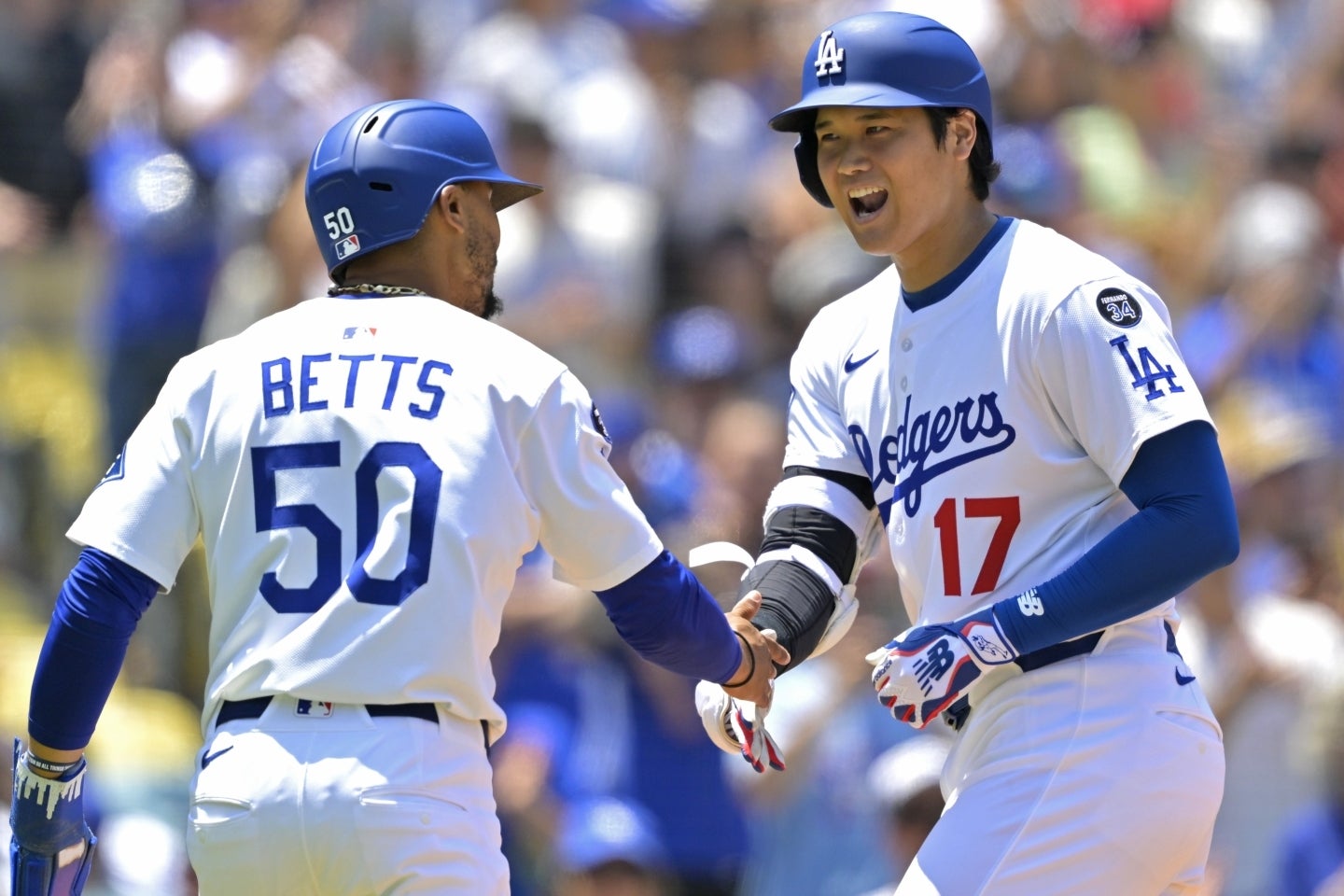 大谷（右）の後を打つベッツ（左）。やはりあの絶え間ない野次にイライラを募らせていたようだ。(C)Getty Images