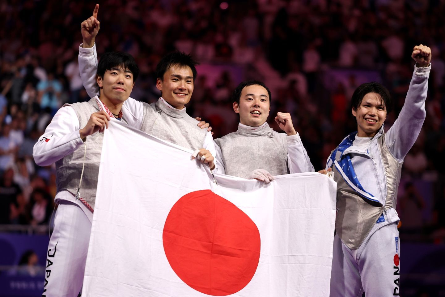 パリ五輪・フェンシングで金メダルの快挙を成し遂げた男子フルーレ日本代表。キャプテンを務めたのが松山（左から２人目）だ。(C)Getty Images