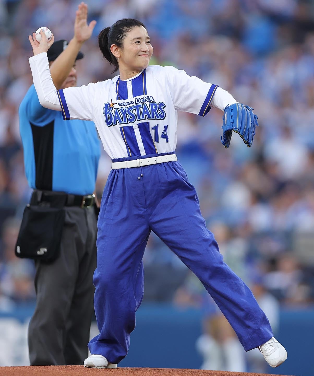８月27日のDeNA対阪神戦で始球式を務めた石田ひかりさん。写真：産経新聞社