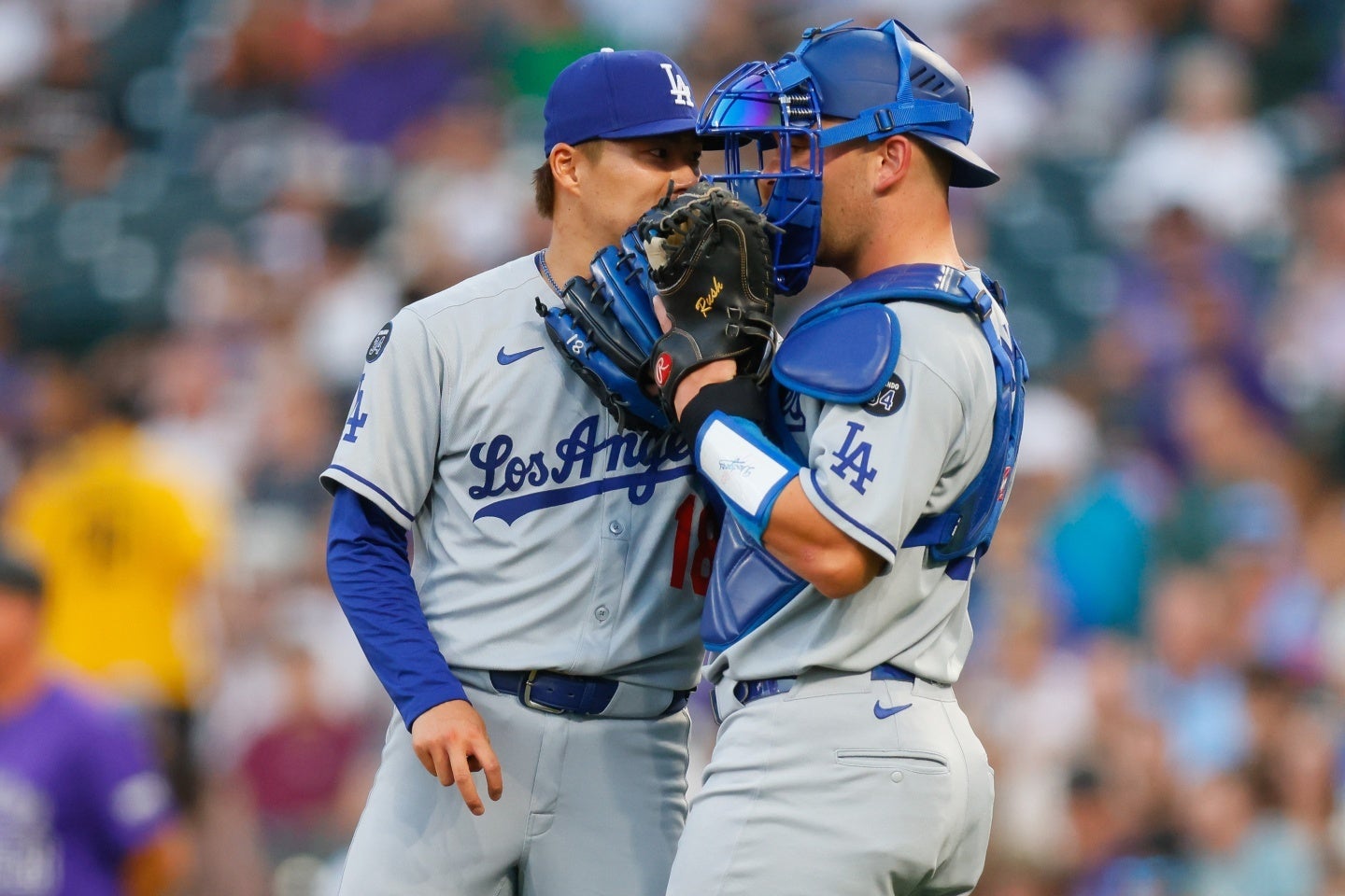今季11勝を挙げている山本（左）とバッテリーを組むラッシング（右）。(C)Getty Images