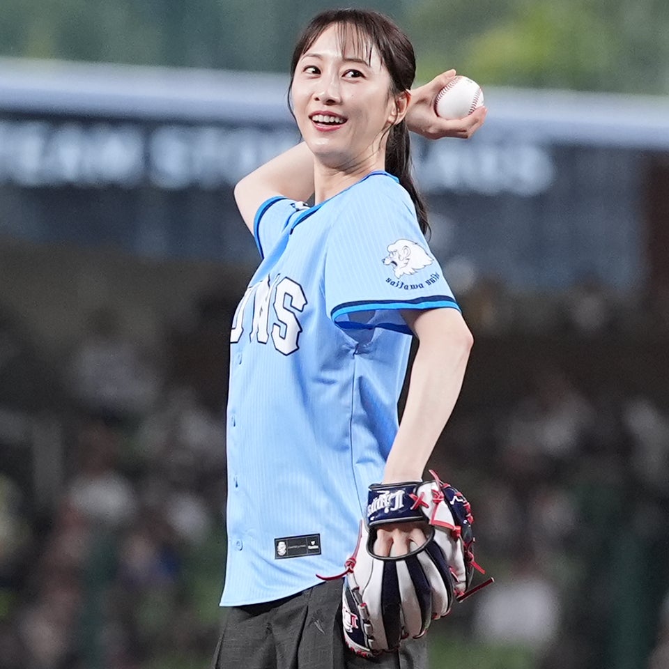 西武対オリックス戦で始球式を務めた松井玲奈さん。今回の投球の自己採点は「65点」。(C)SEIBU Lions