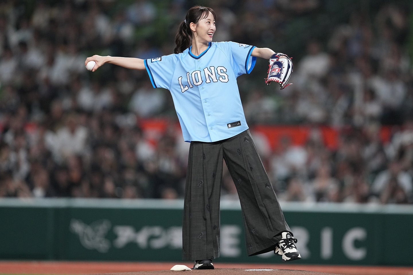 独特のフォームで投球を披露した松井玲奈さん。(C)SEIBU Lions