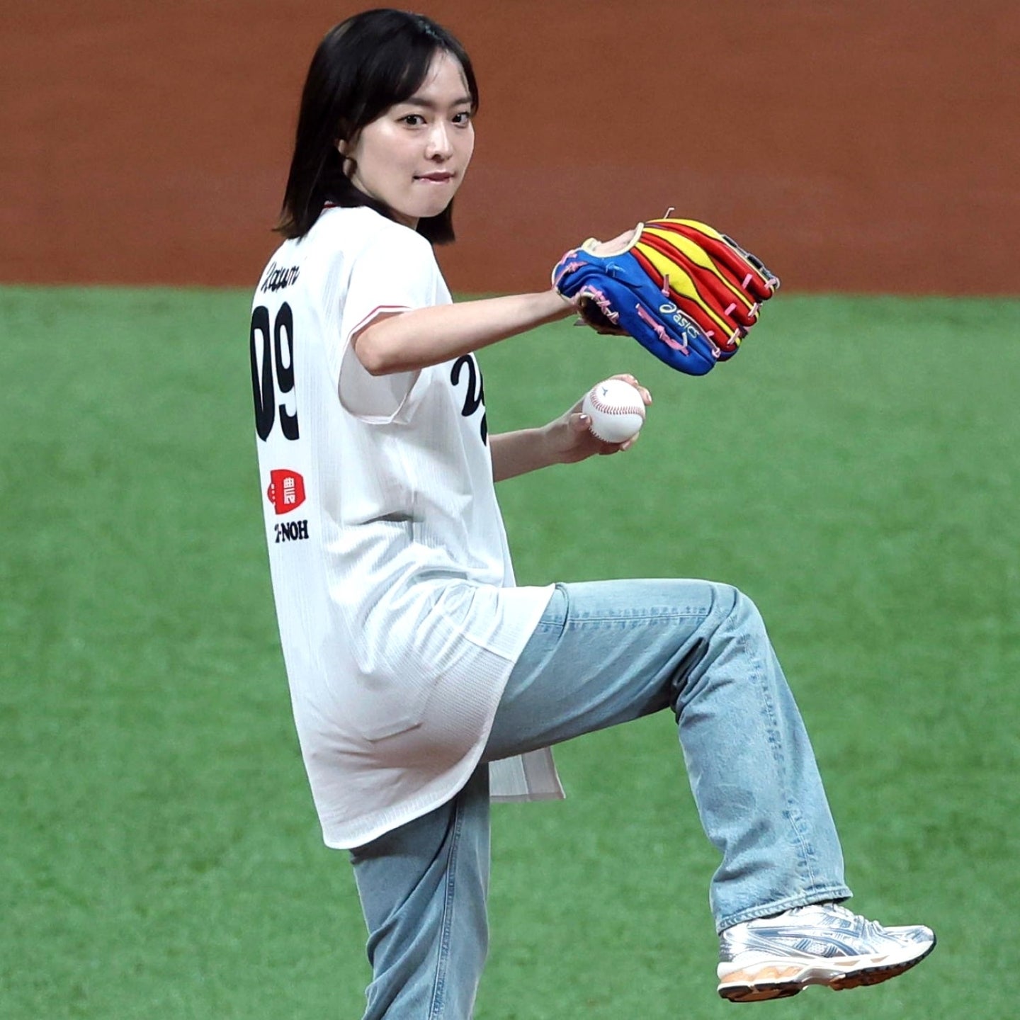 綺麗なフォームから一球を投じる石川佳純さん。写真：産経新聞社