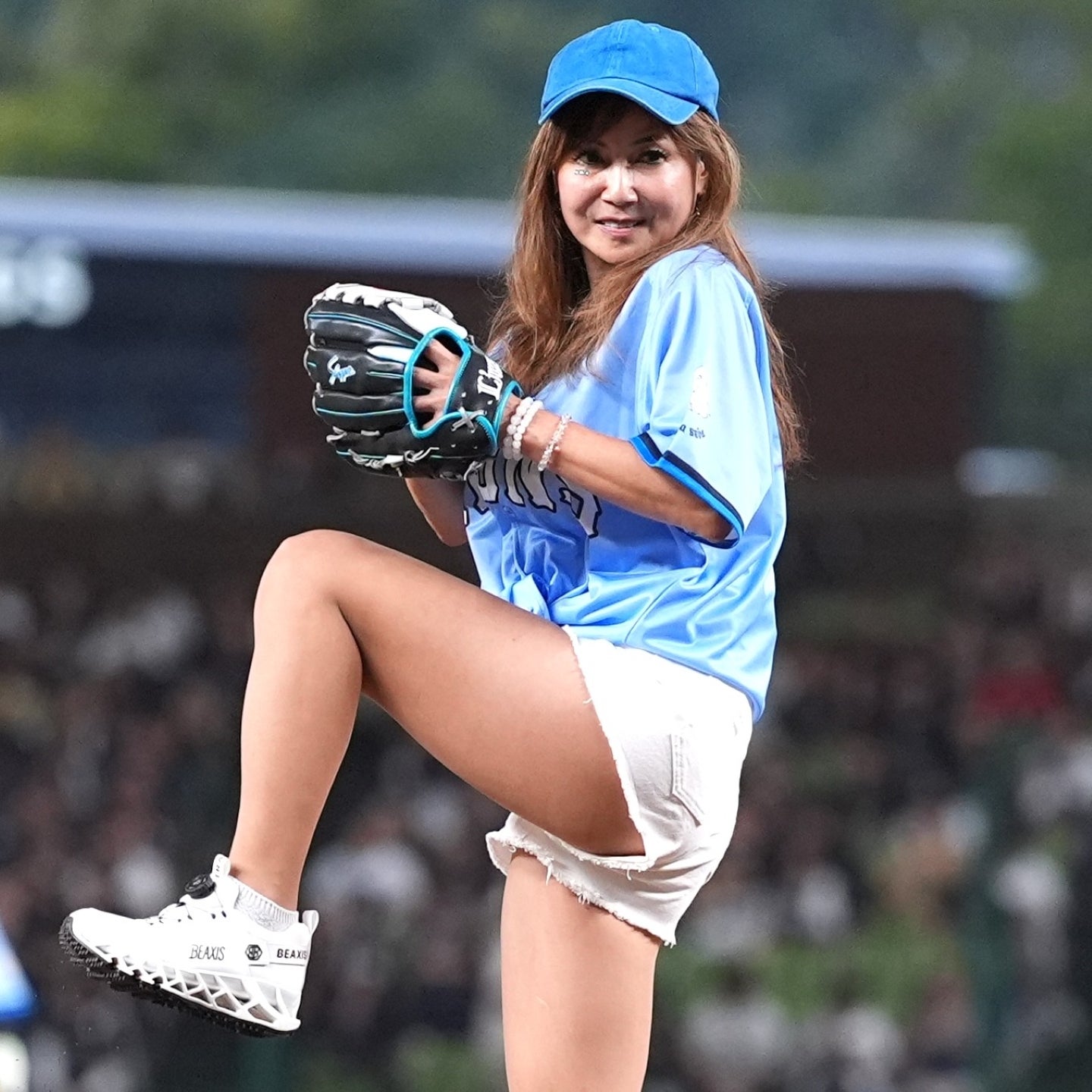 西武vsオリックス戦の始球式に登場した中村あゆみさん。ダイナミックなフォームから投じた一球は...。写真：球団提供