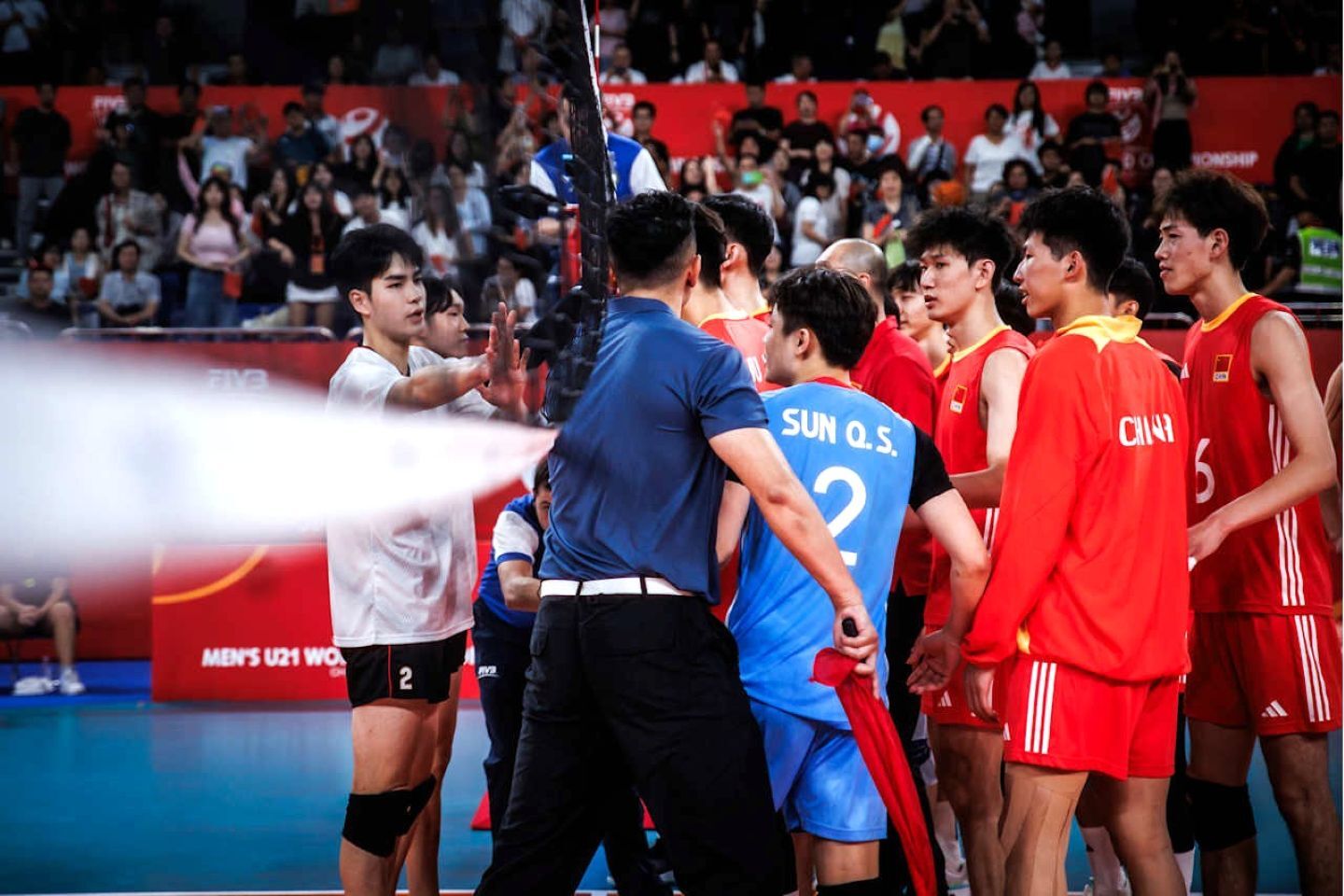 激しく詰め寄る中国の選手たちをなだめる川野（２番）。試合後は一触即発の状況となった。(C)Volleyball World