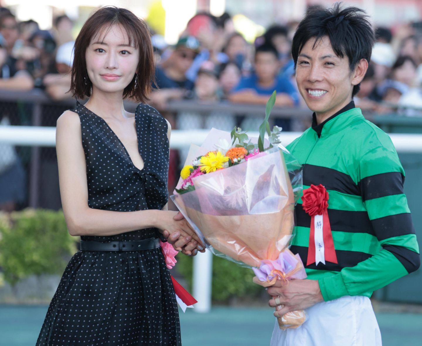 中京２歳Ｓを制した北村騎手（右）に花束を贈呈する松本まりかさん（左）。トークショーでも会場を盛り上げた。写真：産経新聞社