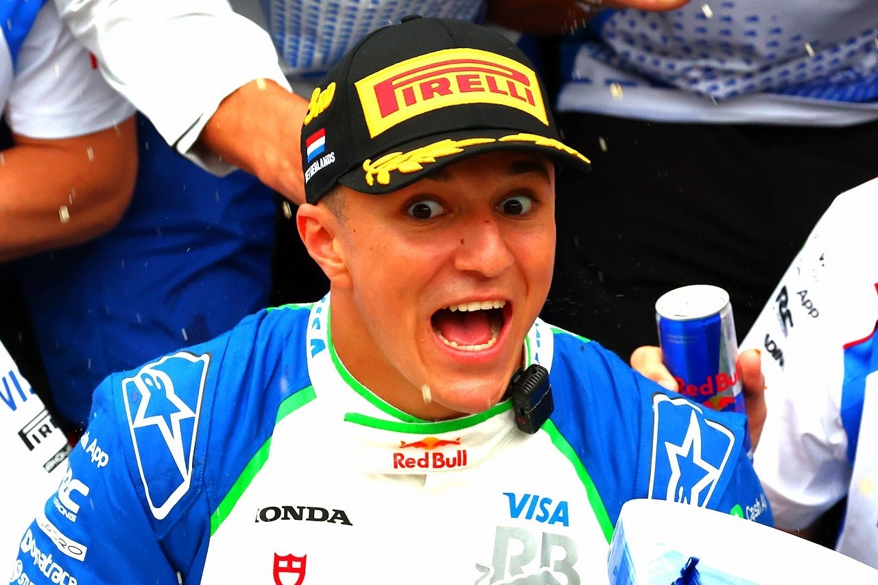 ３位表彰台に輝いたハジャー。チームと喜びを爆発させた。(C)Getty Images