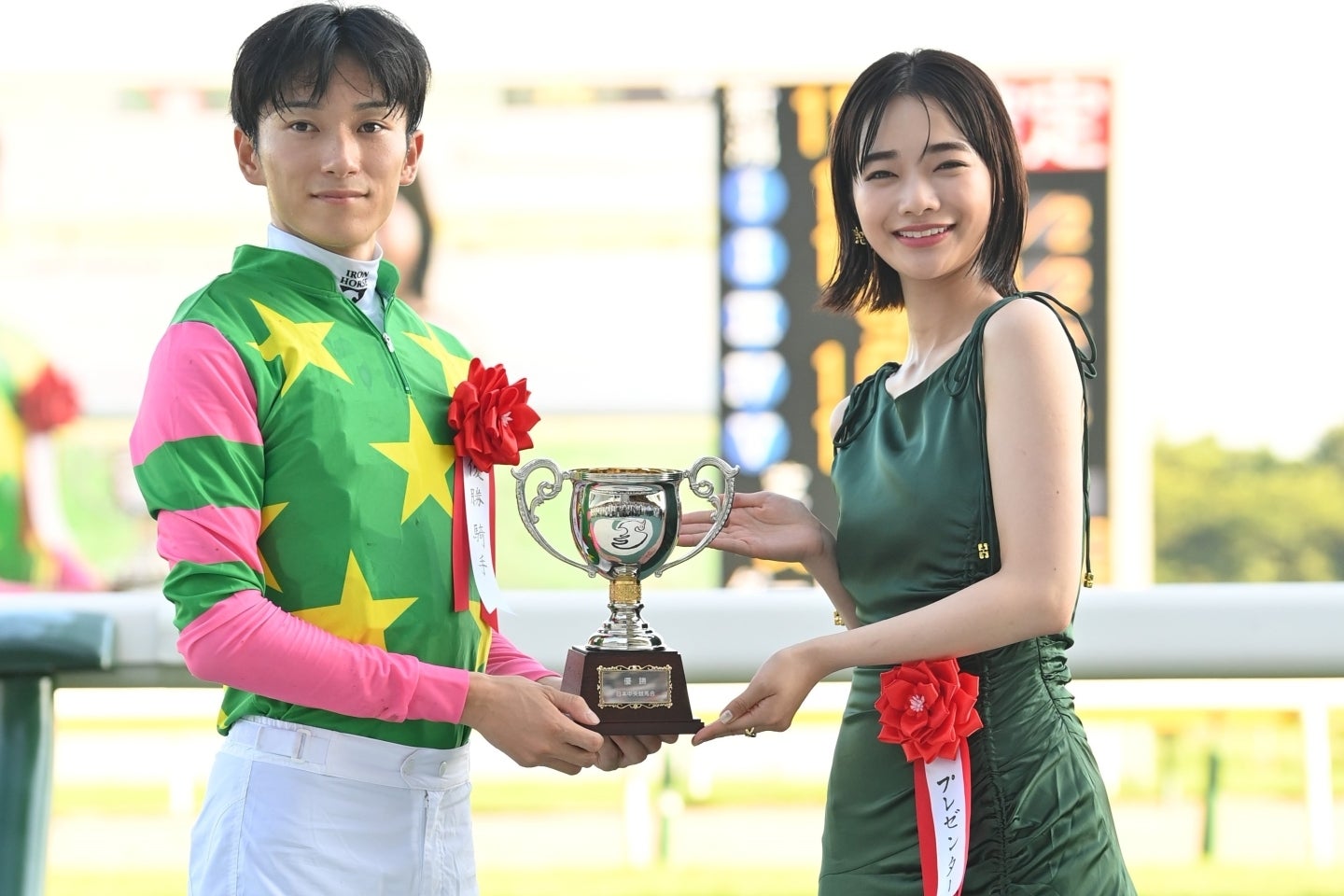 笑顔で記念撮影に収まる見上愛さん（右）と坂井瑠星騎手（左）。写真：産経新聞社
