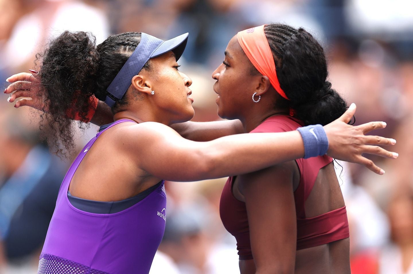 今年の全仏オープンの覇者で2023年の全米女王でもあるガウフ（右）を相手にクレバーな戦いを貫いて勝利を手にした大坂なおみ。その視線の先には３度目の頂上が見てきたかもしれない。(C)Getty Images