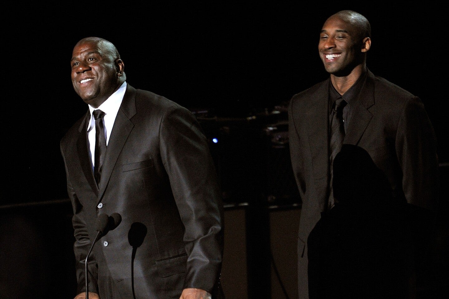 マジック(左)が真っ先に名前を挙げたのは、レイカーズで20年のキャリアを全うした英雄コビー(右)だった。(C)Getty Images