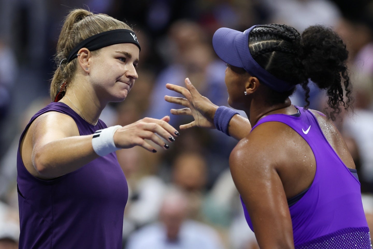 左足に不安を抱えるムチョバ(左)の猛攻を受けながらも、大坂(右)は鍛えたフィジカルで跳ね返し、最後は16本のラリーを制した。(C)Getty Images