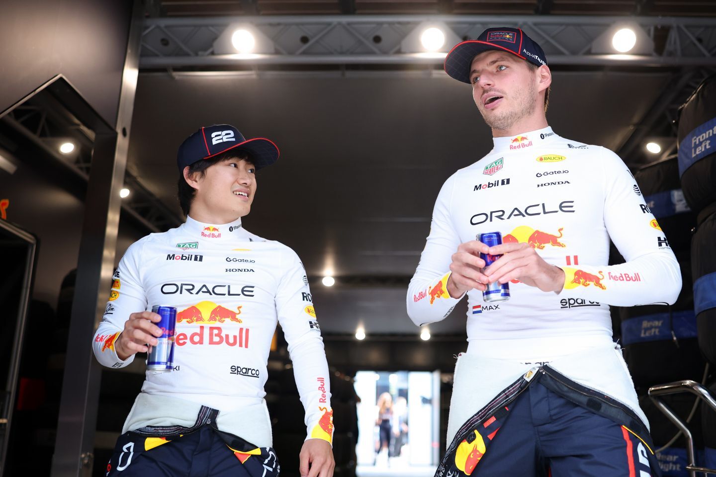 レッドブルの来季シートを得るのは果たして？ 写真は角田（左）とフェルスタッペン（右）。(C) Getty Images