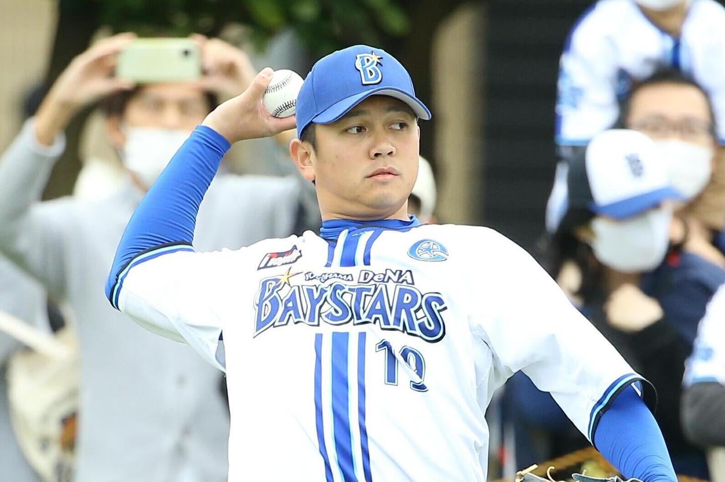移動中の新幹線が止まっていることをSNSで発信したDeNAの山崎康晃。(C)THE DIGEST