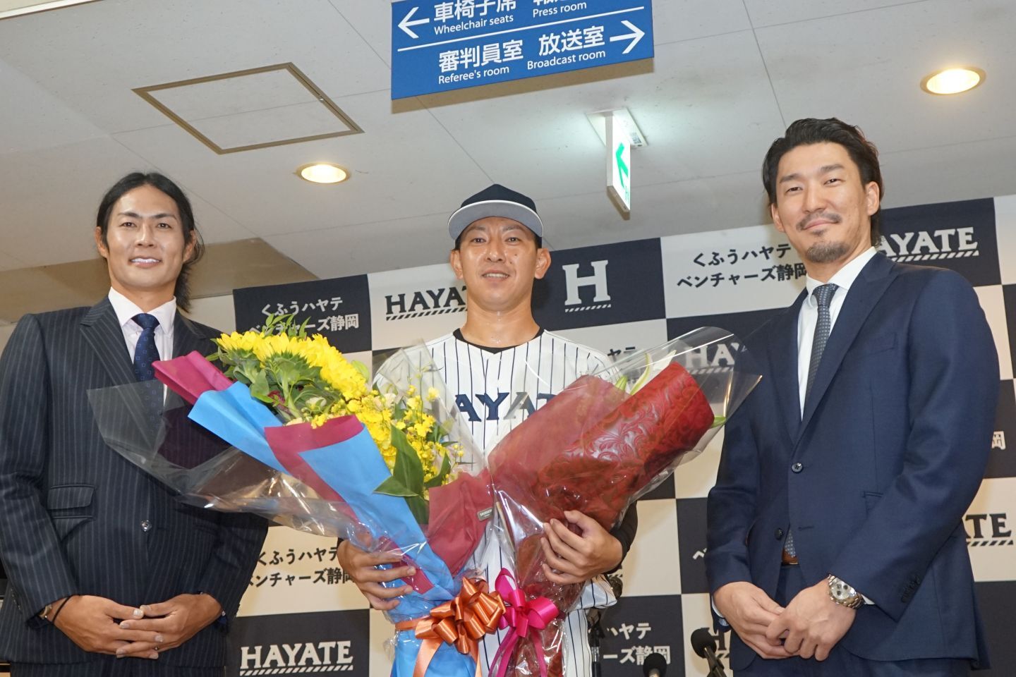 今季限りでユニホームを脱ぐ田中健二朗。TBS時代のふたりの先輩が駆け付けた。写真：萩原孝弘