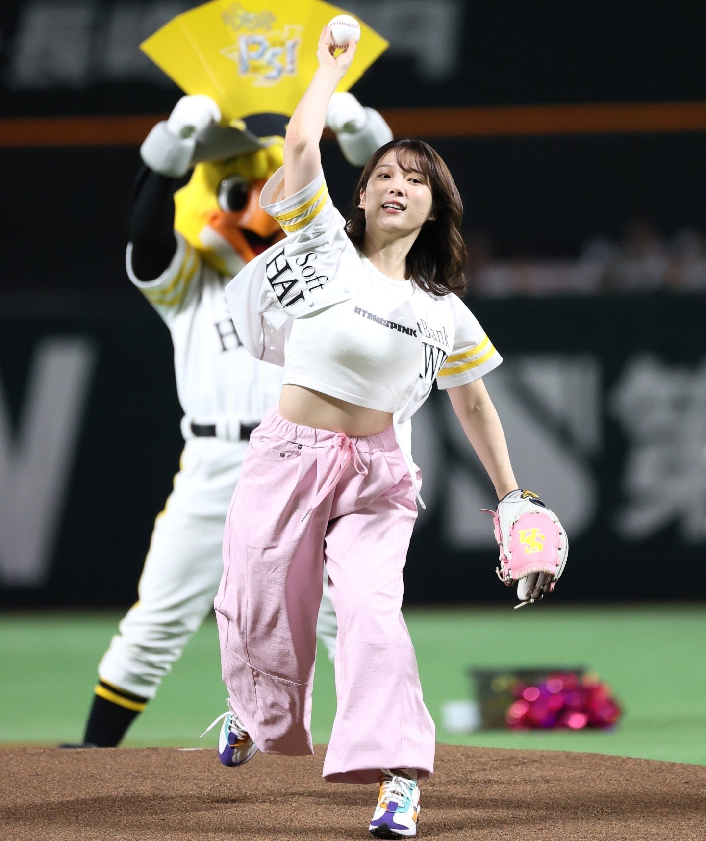 セレモニアルピッチに臨んだ内田真礼さん。ホークス勝利の女神は連勝記録を「６」に伸ばした。写真：産経新聞社