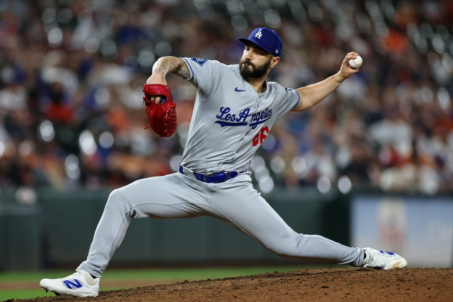９回のマウンドに上がったドジャースのスコット。結果は最悪な形になった。(C) Getty Images