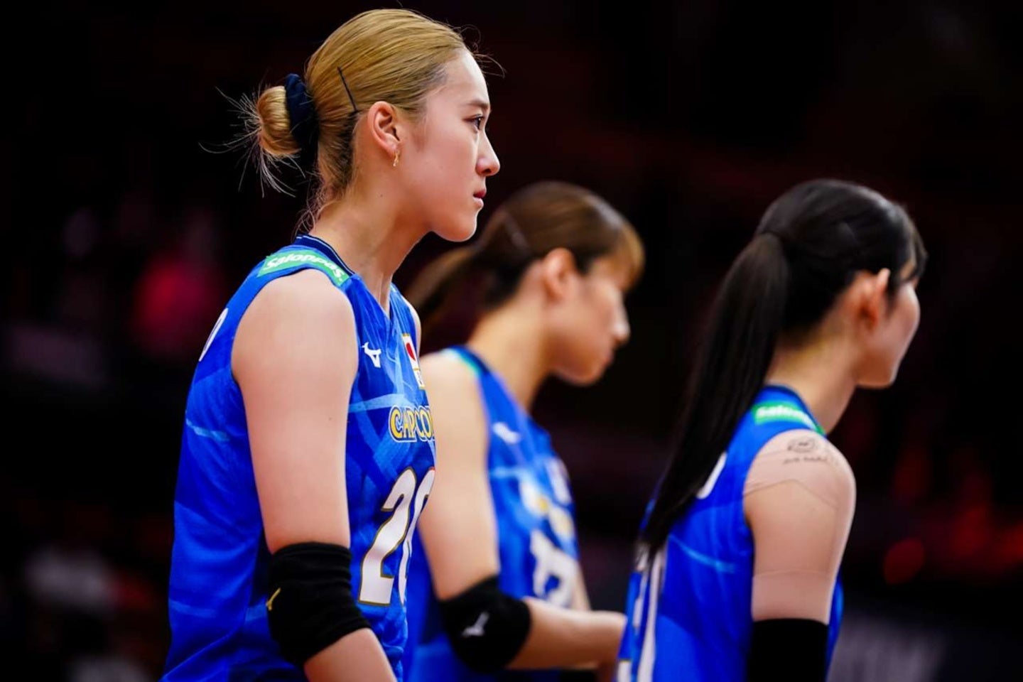 佐藤（手前）は自身が打ったスパイクが外れて日本の敗北が決まった。(C)Volleyball World