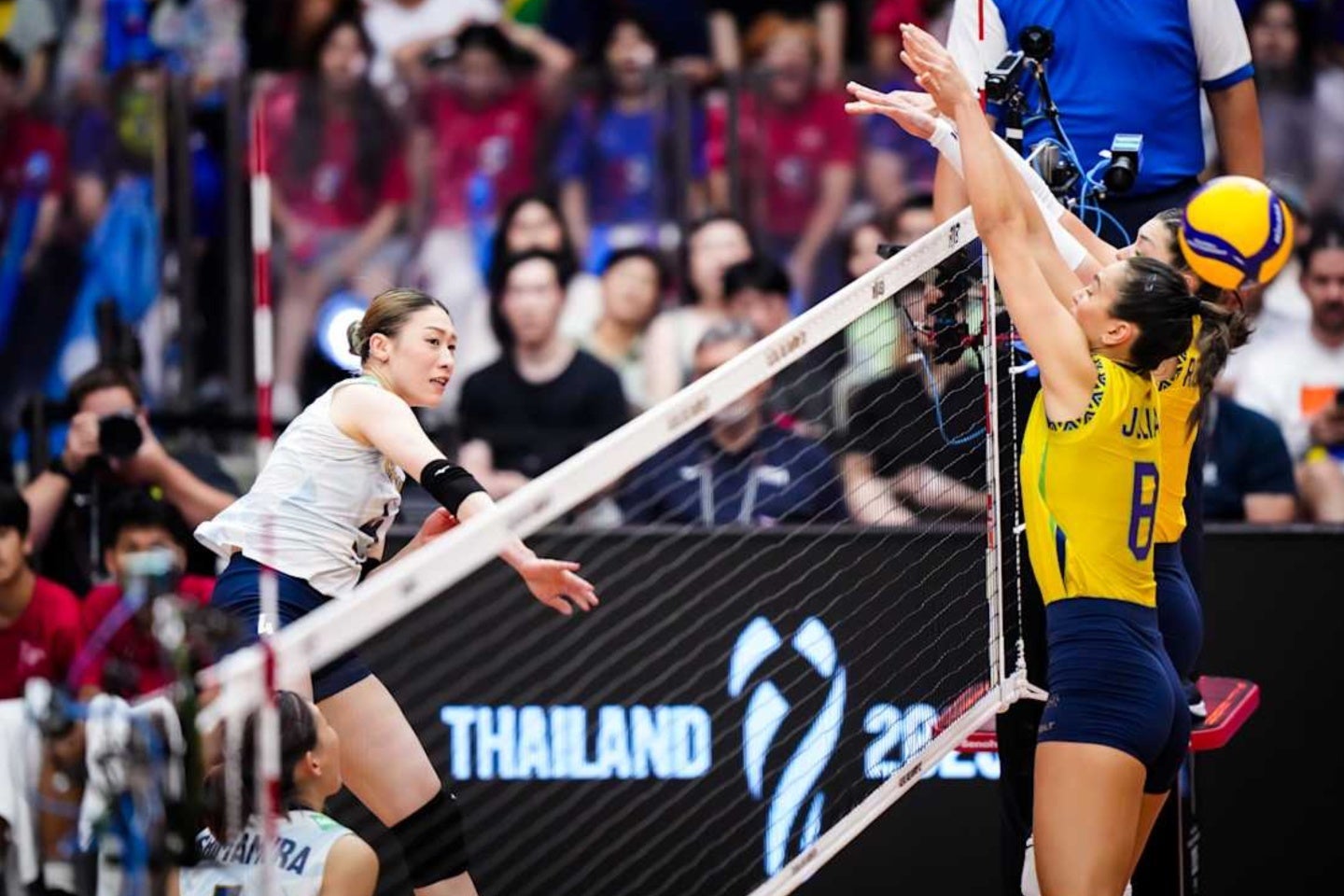 日本は宿敵ブラジルに競り負けた。(C)Volleyball World