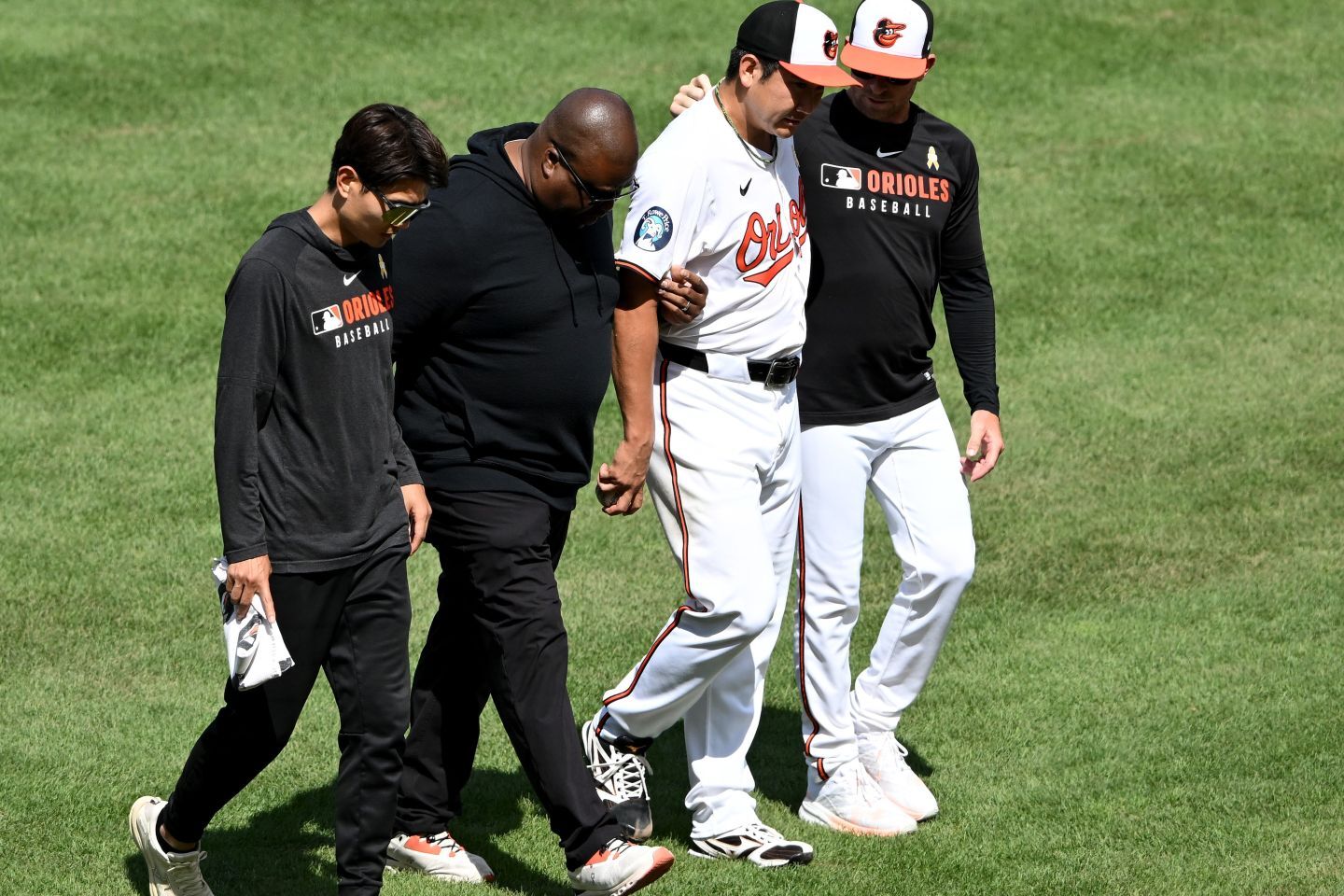 打球が右足に直撃し、４回表に負傷降板となった菅野。(C) Getty Images