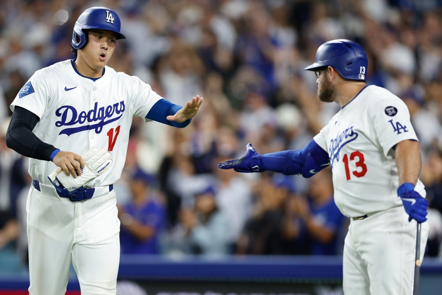 大谷（左）は３試合連続安打。今季128得点目となるホームを踏んだ。(C)Getty Images