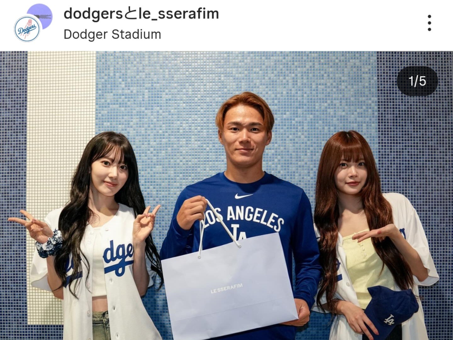 山本（中央）はLE SSERAFIMの宮脇さん（左）とウンチェさんと２Sに収まった。※画像はドジャース公式インスタグラムのスクリーンショット
