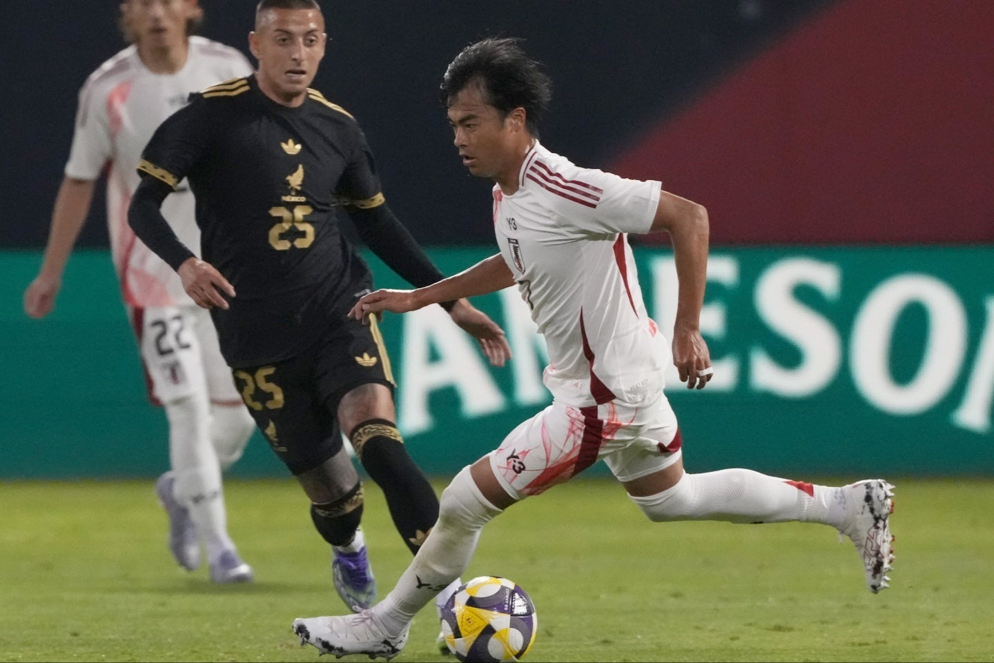 この三笘ら欧州のリーグで活躍する選手の増加も「日本代表を強くした」理由のひとつ。(C)Getty Images