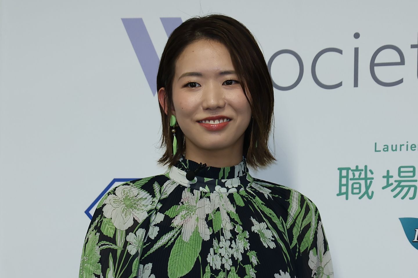 サイン会ではホワイトコーデで登場した古賀さん。愛犬との添い寝ショットを公開した。(C) THE DIGEST