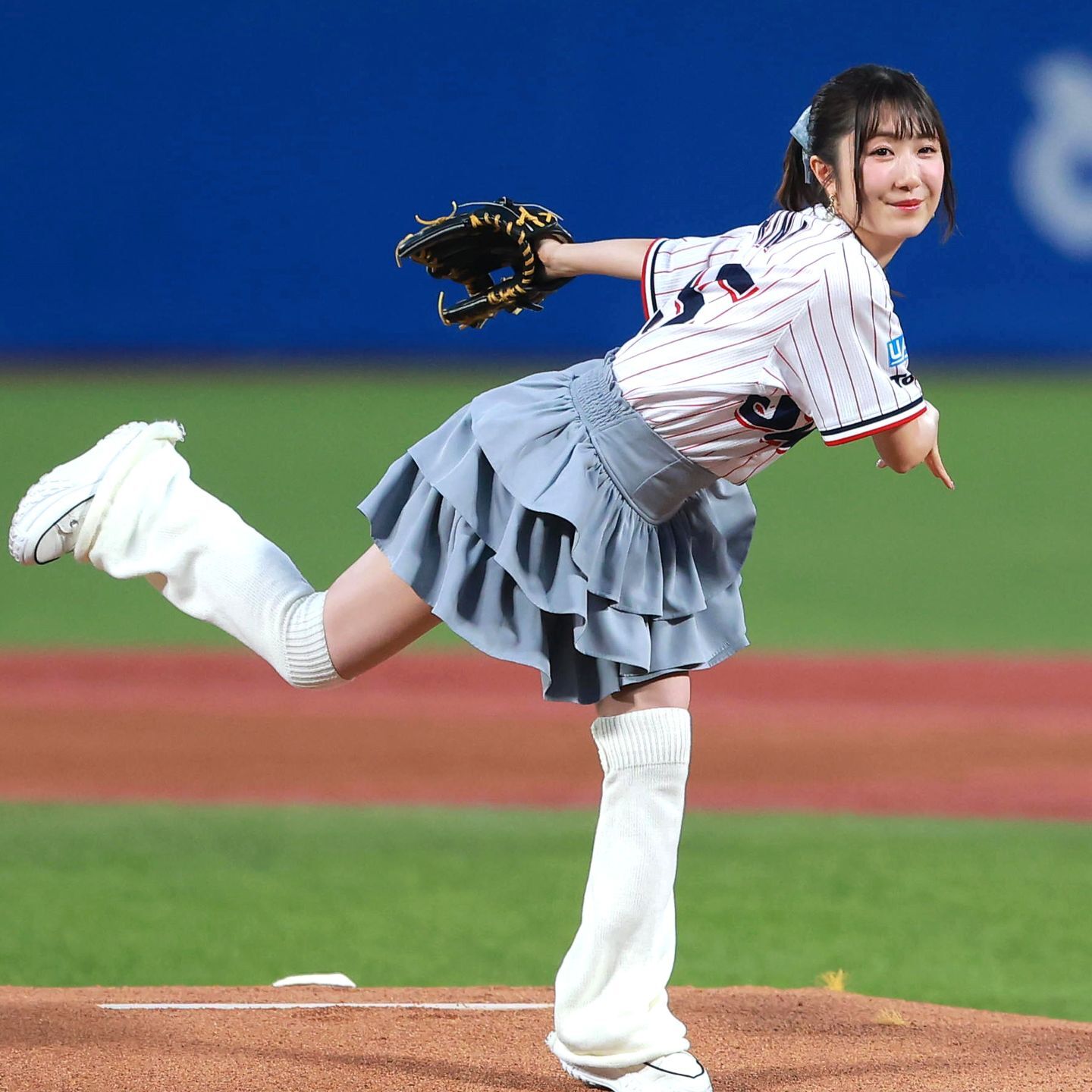 キュートな出で立ちで豪快に“ノーバン投球”を完遂させた日高里菜さん。義姉との意外な関係性も注目に。写真：産経新聞社
