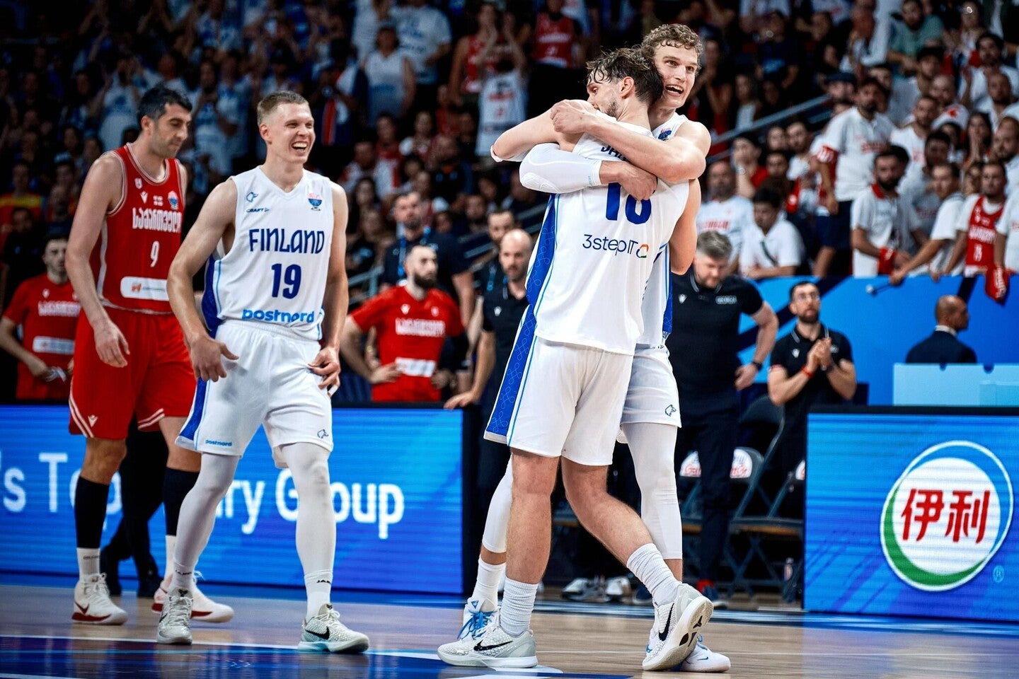 トゥオビHCの下で結束するフィンランドが、初の欧州4強入りを果たした。(C)FIBA