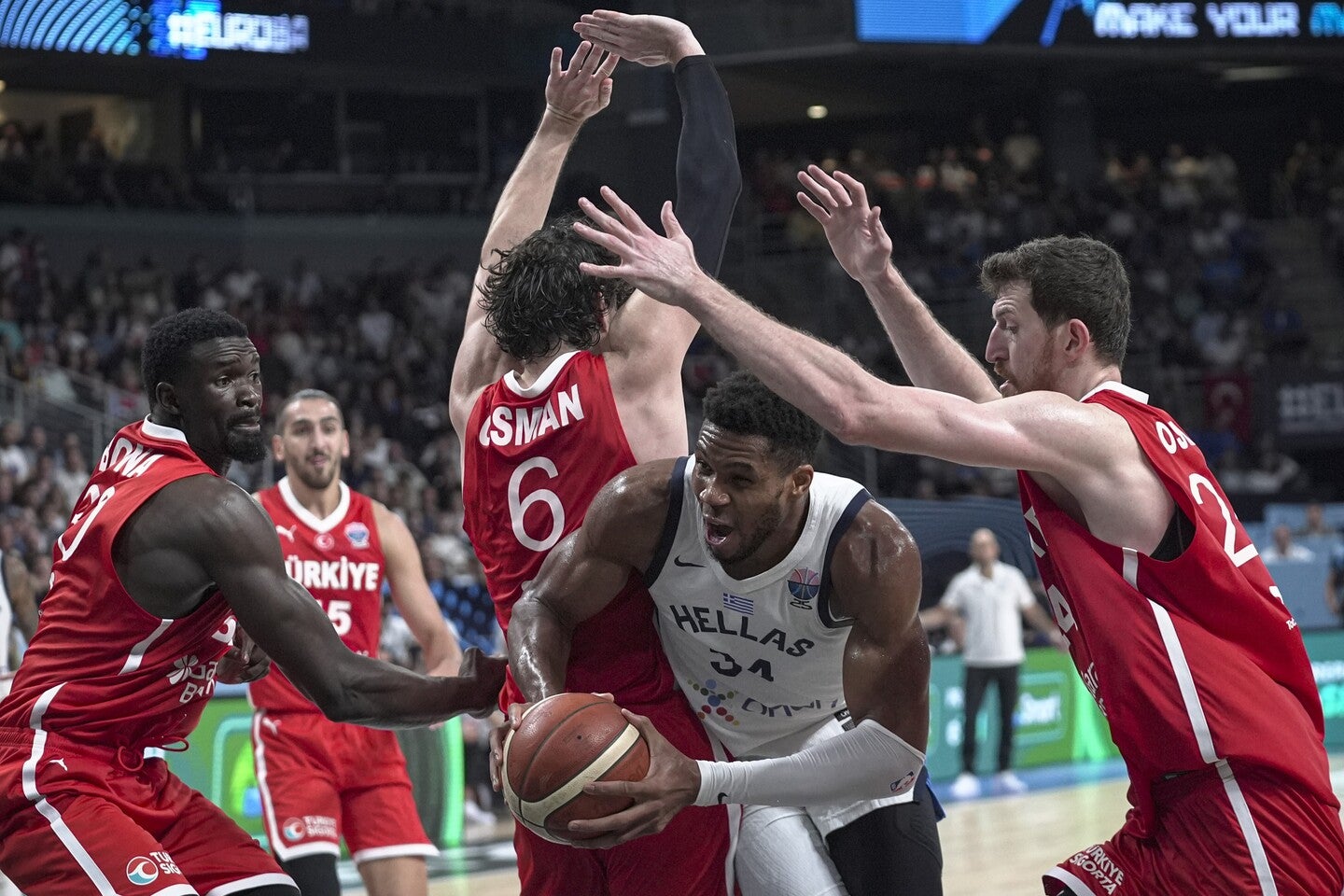 見事な対策でヤニスを封じたトルコが、完勝で決勝に駒を進めた。(C)Getty Images