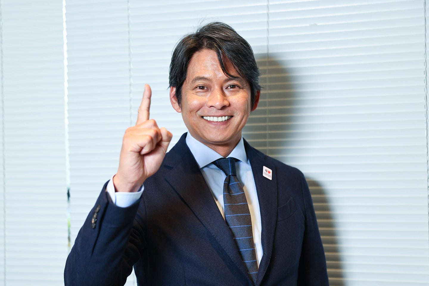 ２大会ぶりに中継席に姿を見せた織田裕二さん。写真；梅月智史