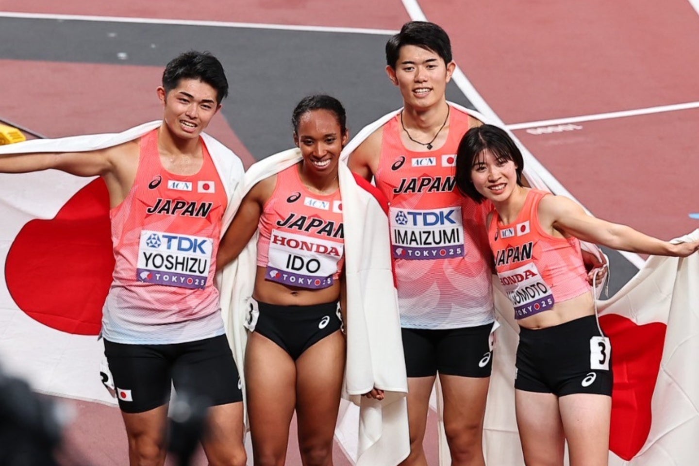 混合マイルリレーで日本は８位だった。写真：梅月智史（THE DIGEST写真部）