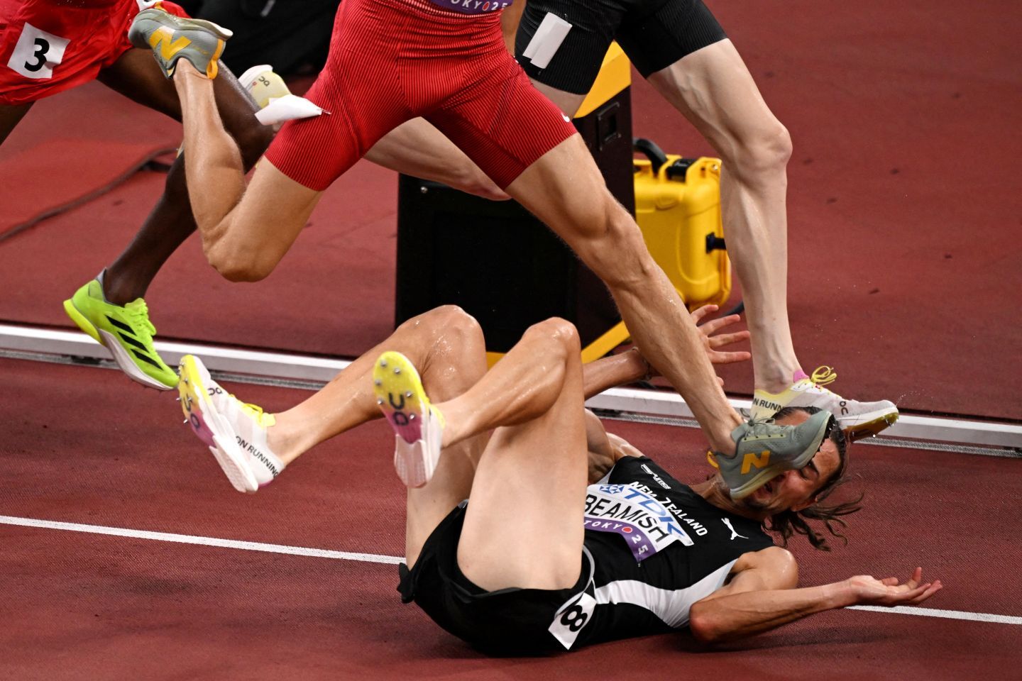 転倒後に顔面を踏みつけられるビーミッシュ。だがここから驚愕の逆転劇が完遂される。(C)REUTERS/AFLO