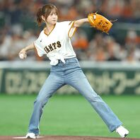 綺麗なワインドアップから渾身の一球を投じる桜田ひよりさん。「いつかリベンジしたい」と再挑戦を誓った。写真：産経新聞社