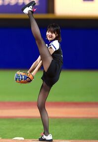 ３か月前よりもさらに大胆に左脚を高く上げた岡田さん。スタンドがどっと沸いた瞬間だ。写真：産経新聞社