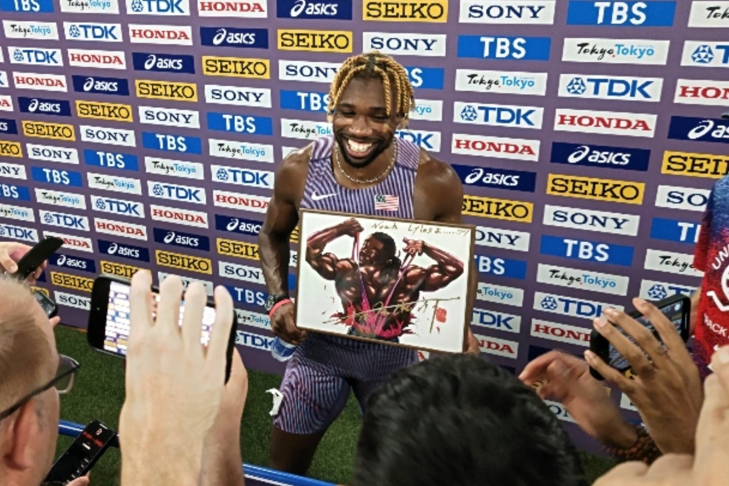 ライルズはレース後、取材エリアで特別なイラストを披露。ご満悦な表情だった。(C)THE DIGEST