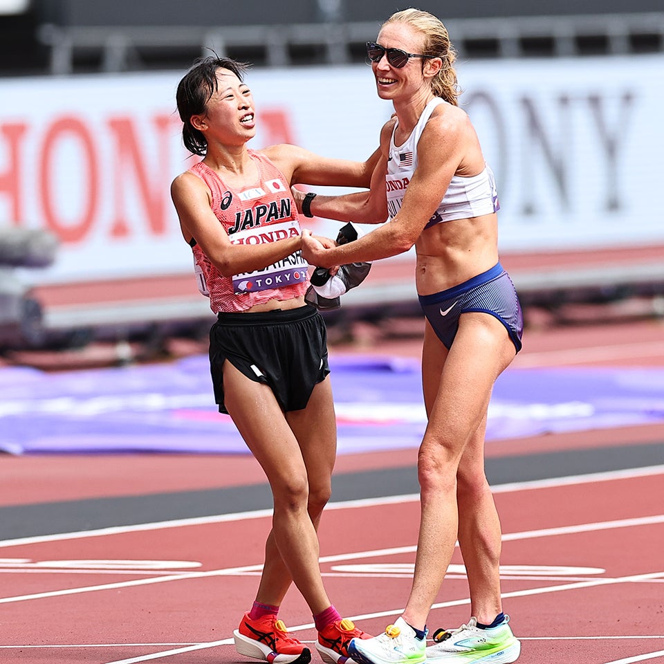 アメリカ代表のサリバンが倒れ込んだ小林をサポート。写真：梅月智史（THE DIGEST写真部）