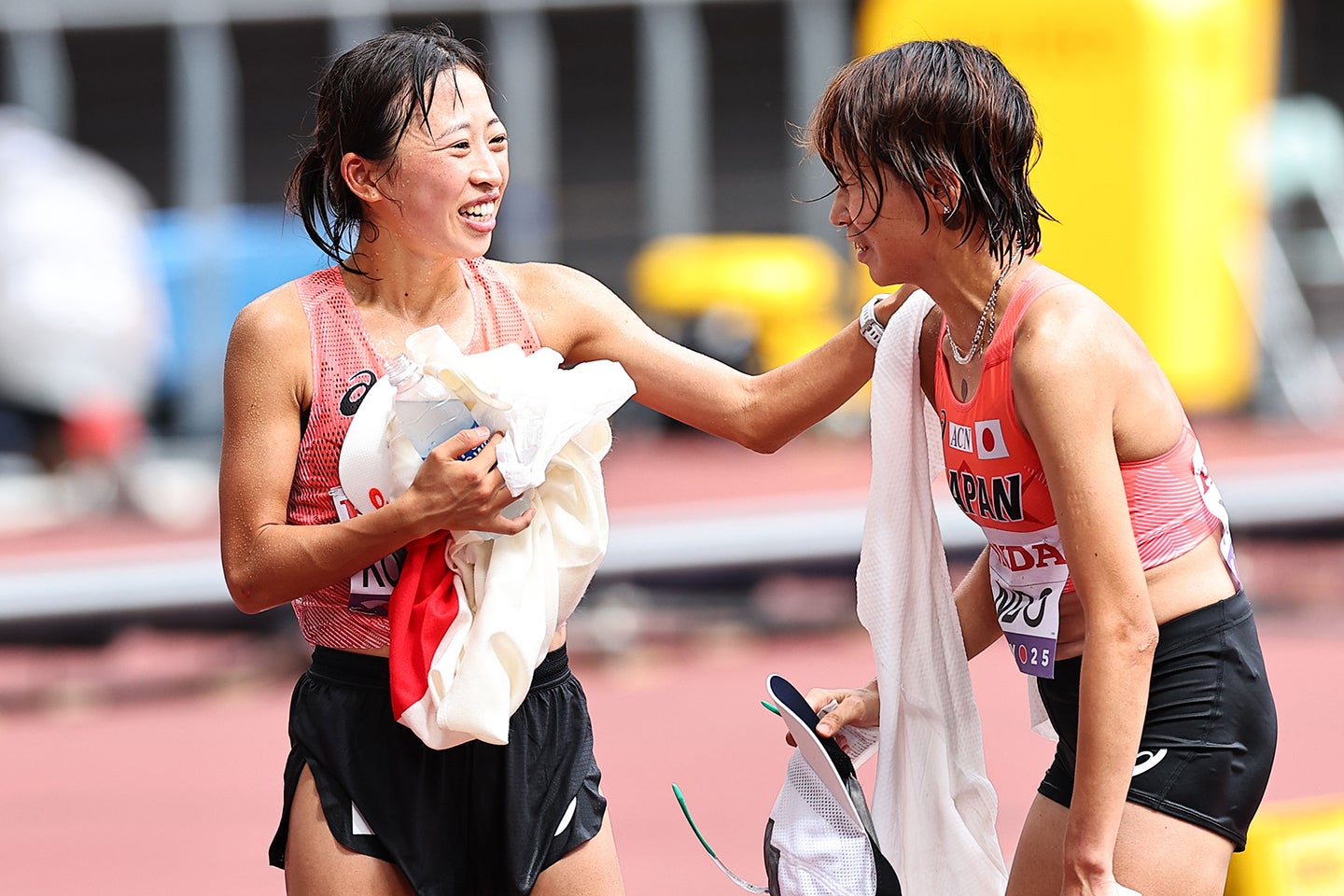 東京世界選手権の女子マラソンは過酷なレースに。小林（左）は７位入賞。写真：梅月智史（THE DIGEST写真部）