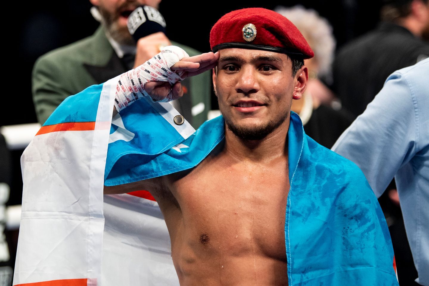 井上に挑戦するアフマダリエフ。(C) Getty Images