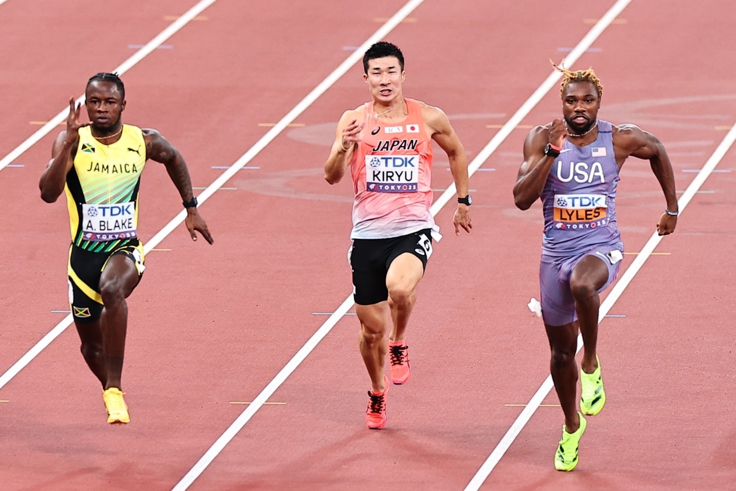 100メートル予選でライルズ（右）、ブレーク（左）に挟まれながら激走した桐生。写真：梅月智史（THE DIGEST写真部）