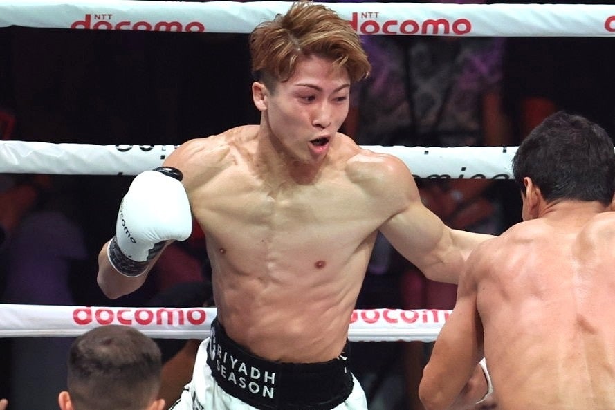 盤石のボクシングで判定勝利を収めた井上（中央）。写真：滝川敏之